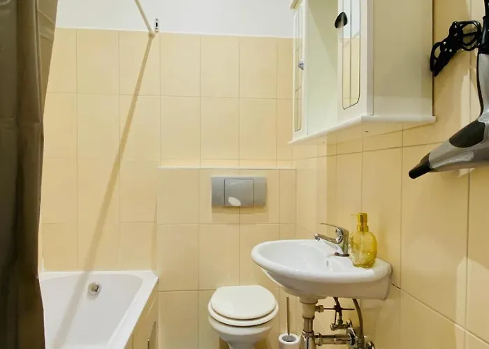 Comfortable 1br By Westbahnhof Apartment Vienna
